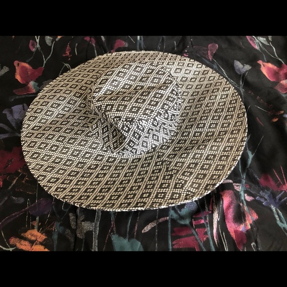 Old Navy Black and White Floppy Summer Hat - Picture 1 of 4